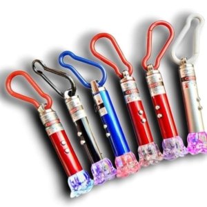 LINTERNA Llavero con puntero láser LED y mosquetón, efectos de luz multicolor, funciona con pilas.