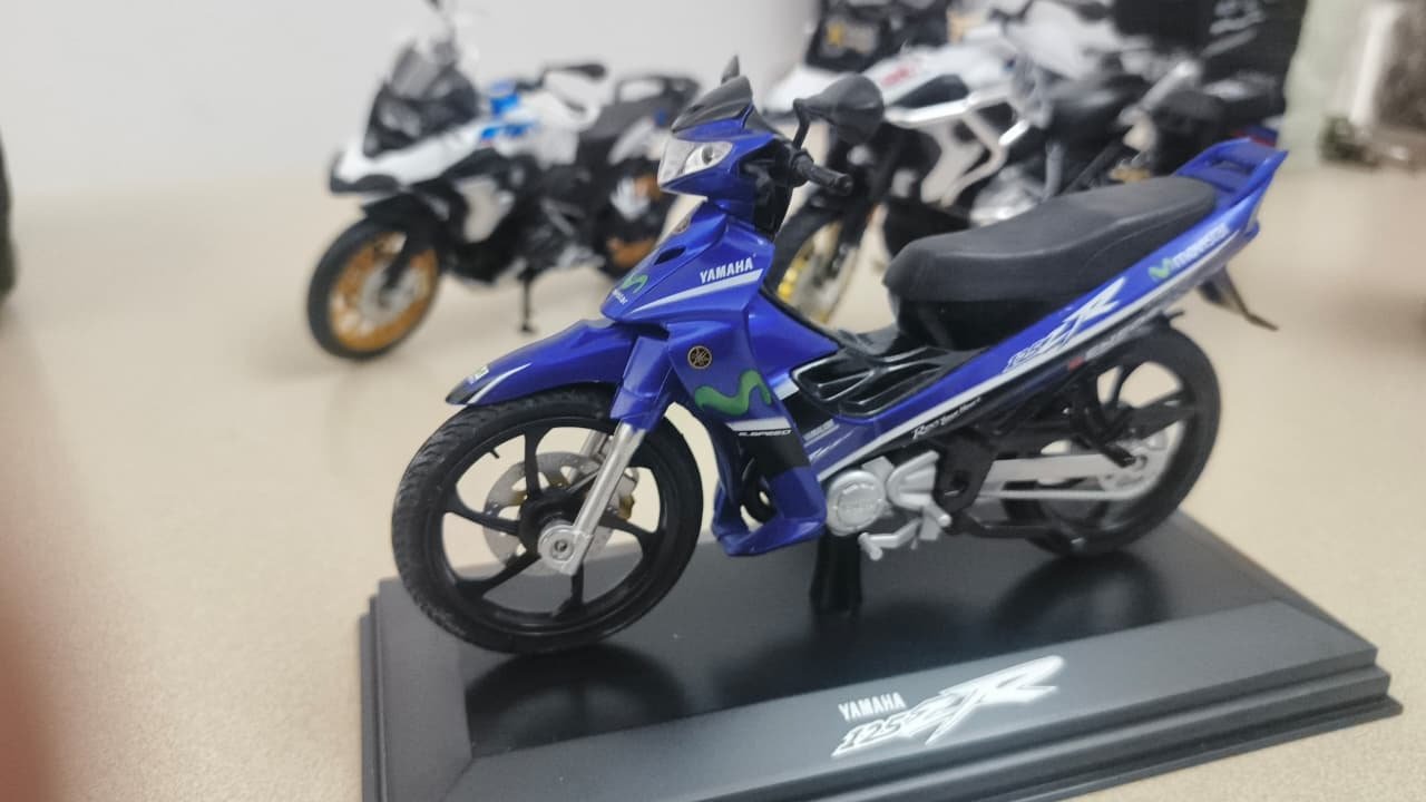 MOTOCICLETA CRYPTON DE LUJO REPLICA ESCALA 1:12 REF:500718 con exhibidor - Imagen 4