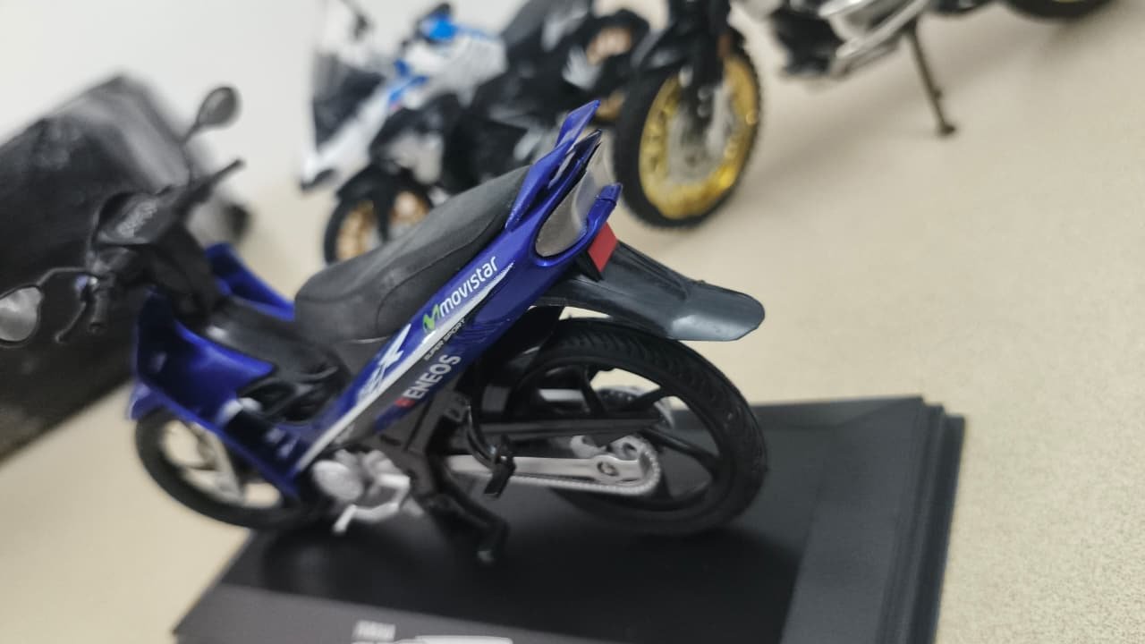 MOTOCICLETA CRYPTON DE LUJO REPLICA ESCALA 1:12 REF:500718 con exhibidor - Imagen 5